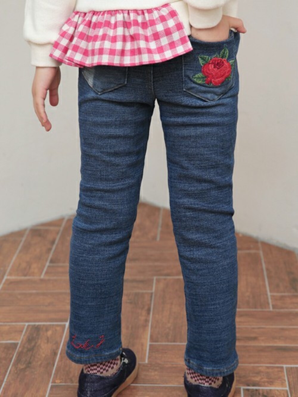 ブルー系のデニムパンツを着用したキッズの冬コーディネートの1枚目の写真