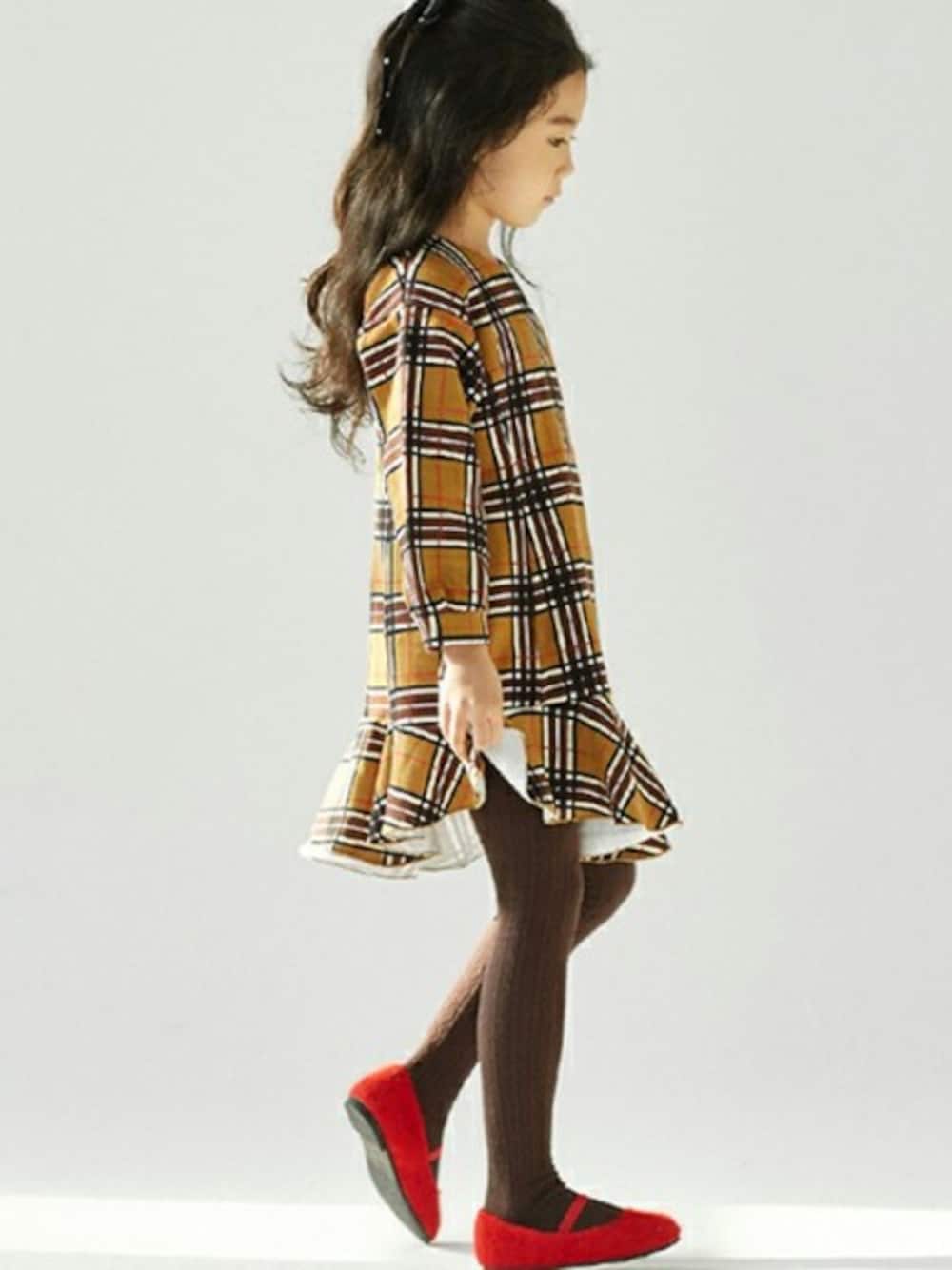 ブラウン系のワンピースを着用したキッズの冬コーディネートの1枚目の写真