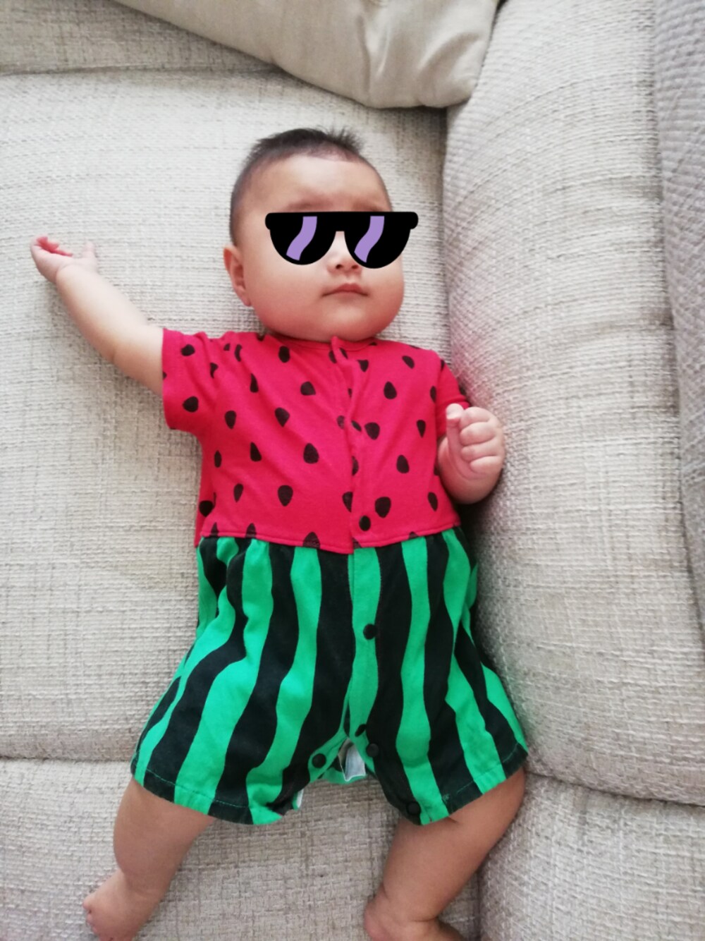 レッド系のロンパースを着用したキッズの夏コーディネートの1枚目の写真