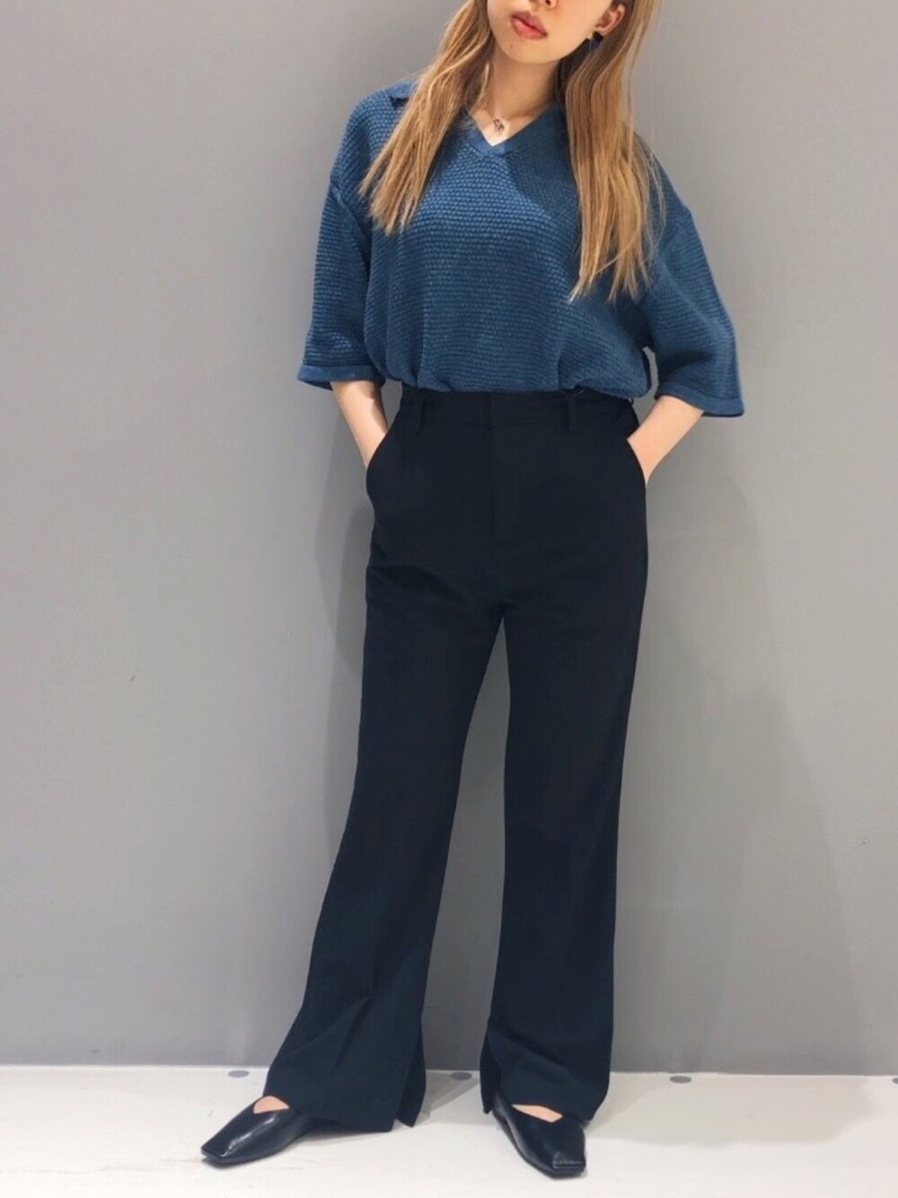 「スキッパー、襟付きトップス、メンズアイテム、ストレートパンツ、フレアパンツ、スリットパンツ、ダークトーンコーデ、ハイトーンカラー、半袖ニット、低身長」｜「CRAFT STANDARD BOUTIQUEの半袖スキッパーニットポロ　＊（ニット/セーター、ブルー系）」を使った、タカハシさん（レディース・153cm）の春コーディネートの1枚目の写真