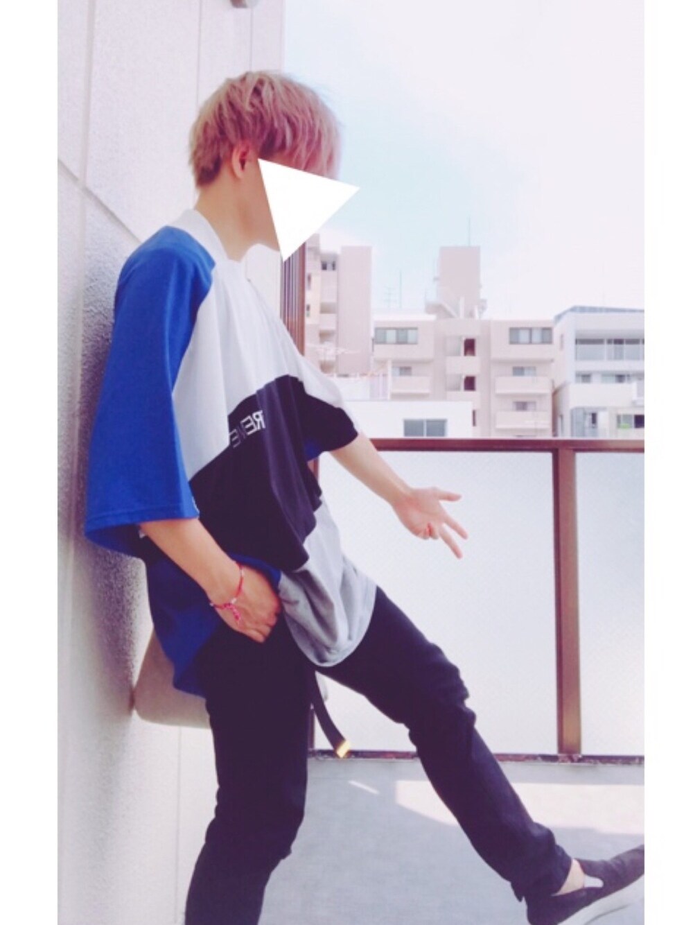 ブルー系のTシャツ/カットソー、ブラック系のその他パンツ、ブラック系のスリッポンを着用したメンズの夏コーディネートの1枚目の写真