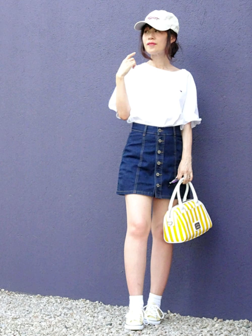 「コンバース、ミニスカート、デニムスカート、TOMMY HILFIGER、夏コーデ、カジュアルコーデ、白Tシャツ、差し色(黄色)、Tシャツフェス、キャップコンテスト」｜「CONVERSEのConverse Chuck Taylor ® All Star ® 'Seasonal Ox' Low Top Sneaker (Women)（スニーカー、イエロー系）」を使った、Megchuさん（レディース・155cm）の夏コーディネートの1枚目の写真
