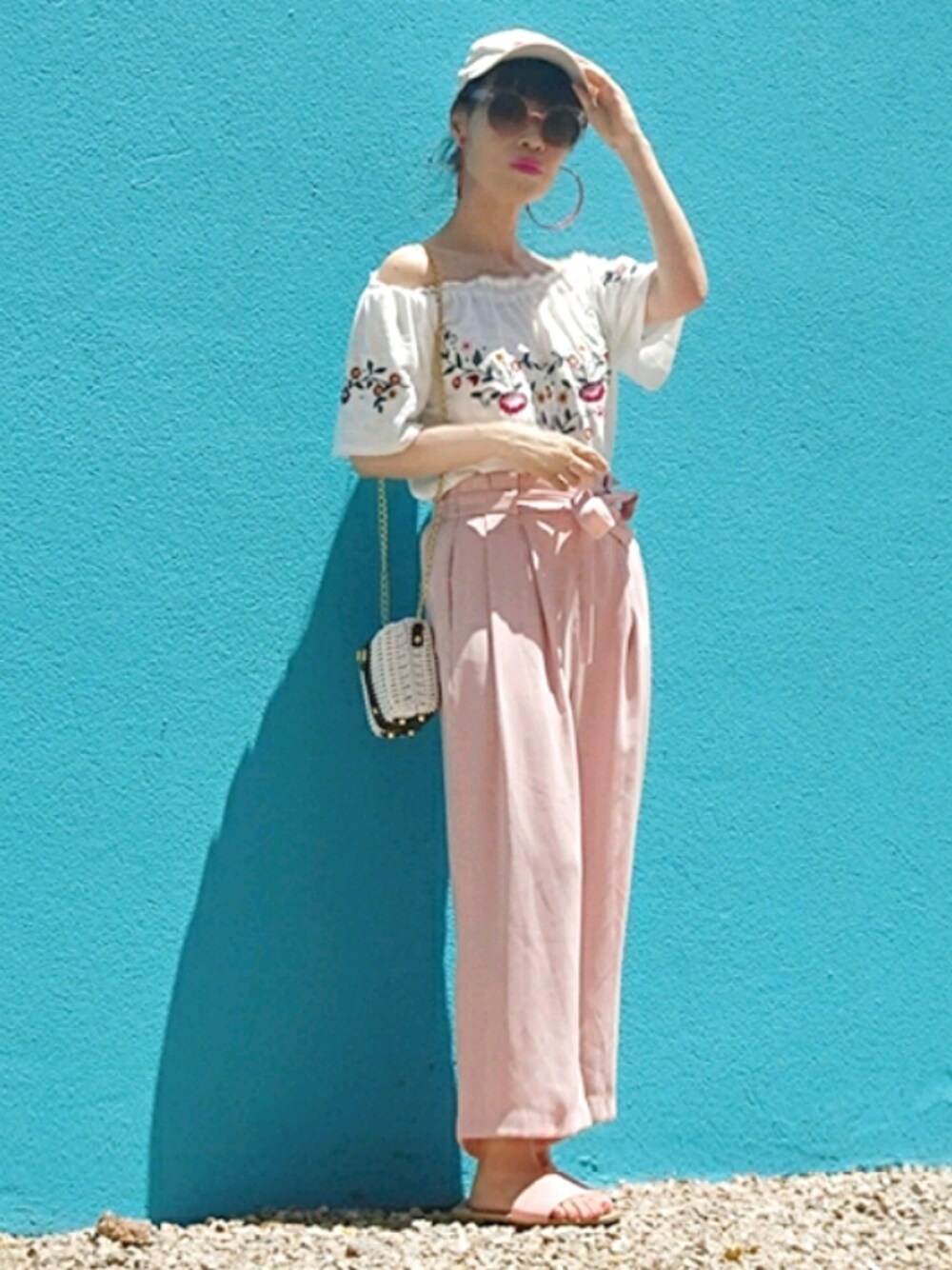 ホワイト系のTシャツ/カットソー、ピンク系のその他パンツ、ピンク系のサンダルを着用したレディースの夏コーディネートの1枚目の写真