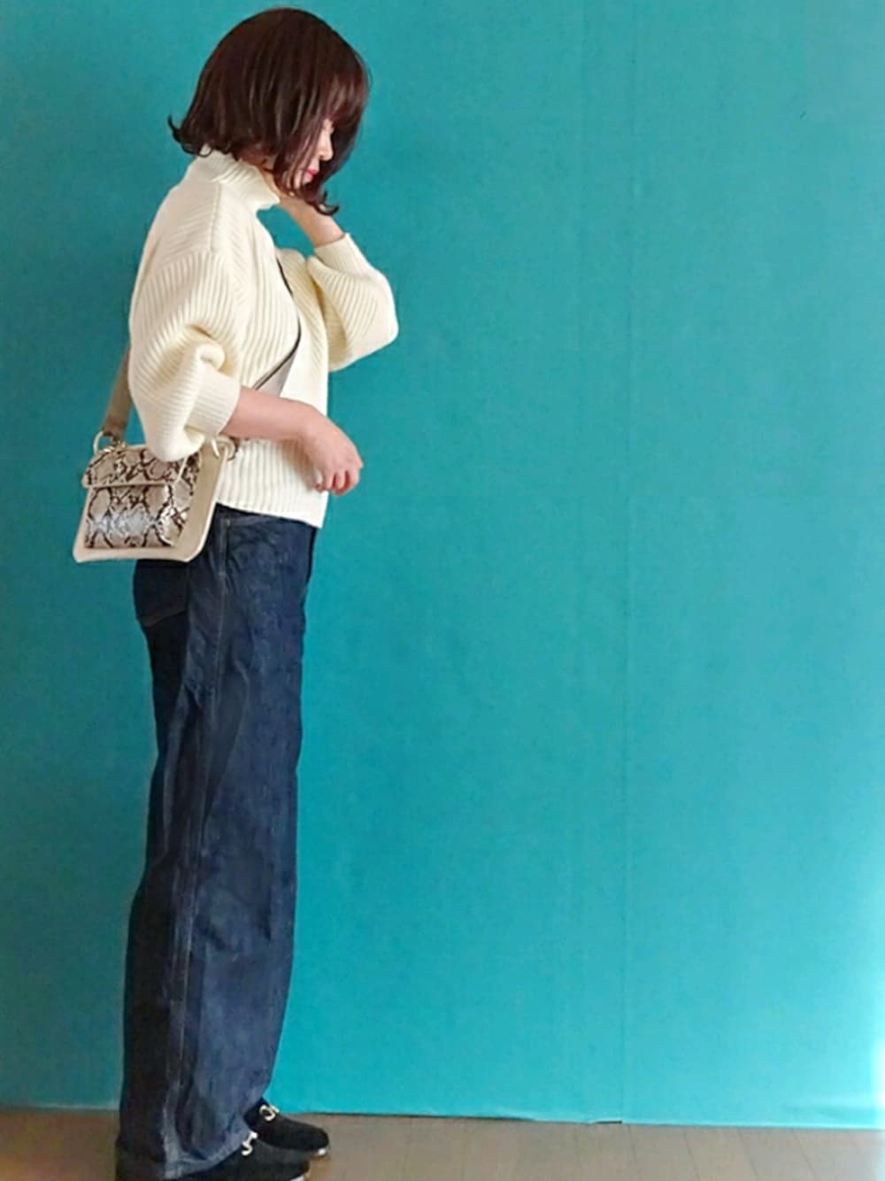 「カーブパンツ、ユニクロ、titivate、パイソン柄、デニムパンツ、ワイドパンツ、大人カジュアル、秋コーデ、lineastoria」｜「titivateのﾎﾞﾄﾙﾈｯｸﾘﾌﾞﾆｯﾄﾌﾟﾙｵｰﾊﾞｰ（ニット/セーター、ホワイト系）」を使った、Megchuさん（レディース・155cm）の秋コーディネートの1枚目の写真