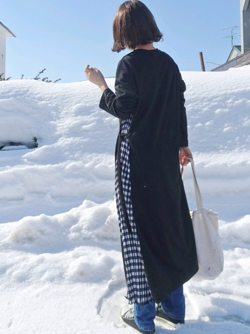 その他のワンピース、ブルー系のデニムパンツ、ブラック系のスニーカーを着用したレディースの冬コーディネートの1枚目の写真