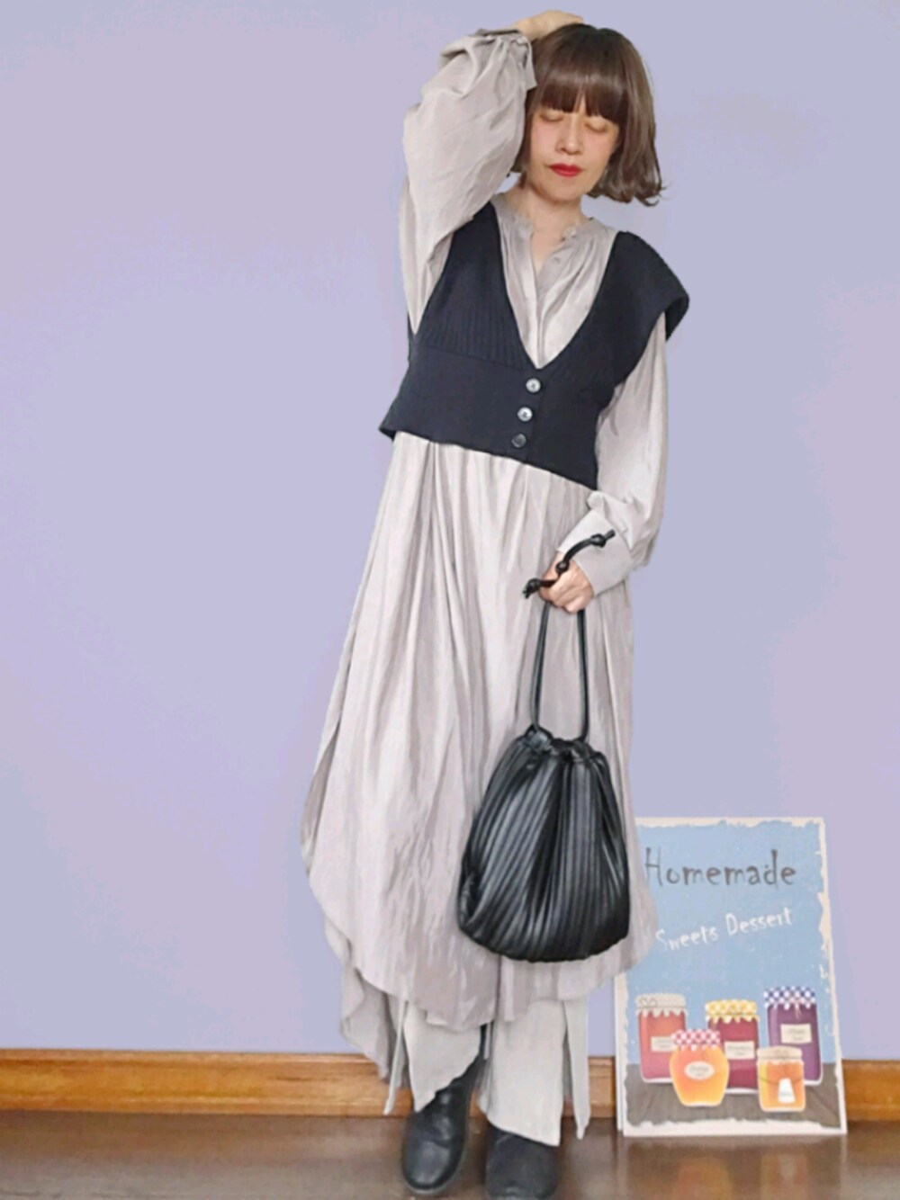 ベージュ系のその他パンツ、ブラック系のベスト、ブラック系のショルダーバッグを着用したレディースの夏コーディネートの1枚目の写真