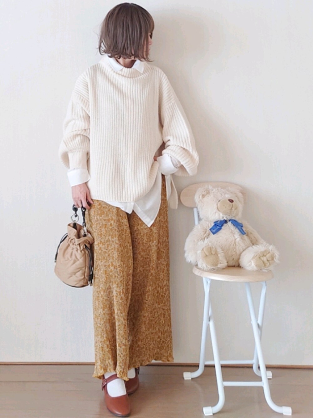 「プリーツパンツ、apretro、ZARA、apretro_zozo、カンフーシューズ、巾着バッグ、大人カジュアル」｜「ap retroのアート柄プリーツパンツ【ZOZO限定アイテム】（その他パンツ、イエロー系）」を使った、Megchuさん（レディース・155cm）の冬コーディネートの1枚目の写真