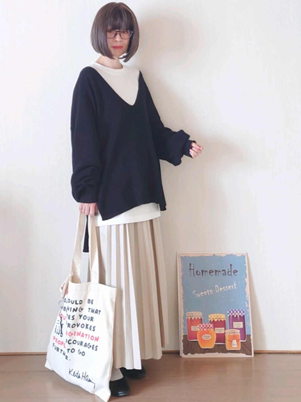 「モノトーン、プリーツスカート、Ciena、メガネ女子、春コーデ、プチプラ、休日スタイル、きれいめカジュアル」｜「CIENAのこれ１枚で決まる！インナー付き深Vネックニットプルオーバー2（ニット/セーター、ブラック系）」を使った、Megchuさん（レディース・155cm）の春コーディネートの1枚目の写真