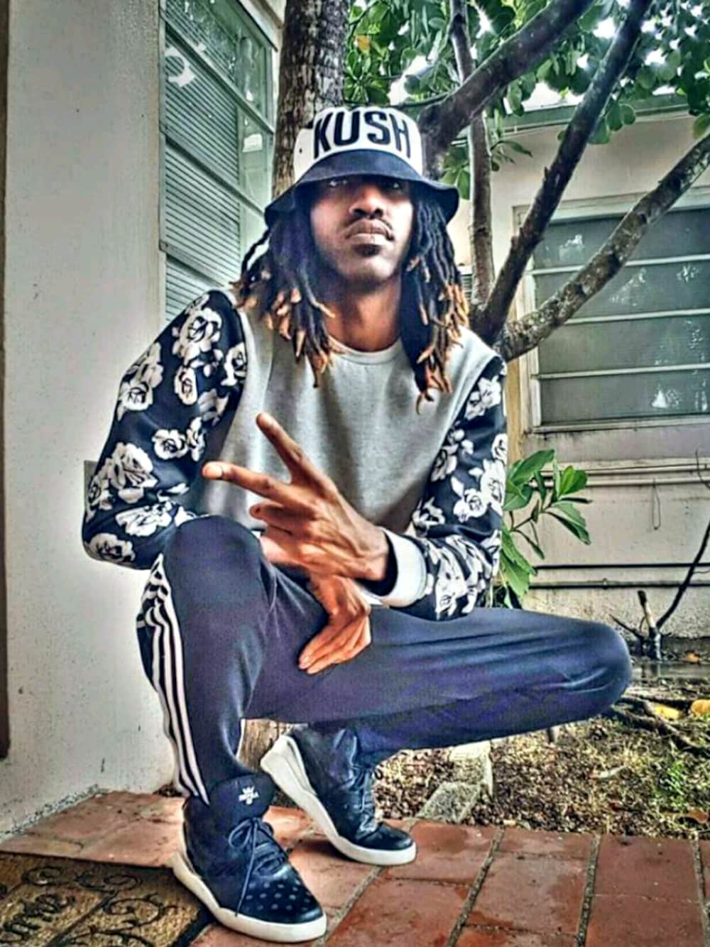 「springstyle、outfit、hat、sneakers、streetstyle、stripe、black and white」｜「URBAN OUTFITTERSのKush Sailor（ハット、その他）」を使った、Roberto Cortezさん（メンズ・190cm）の春コーディネートの1枚目の写真