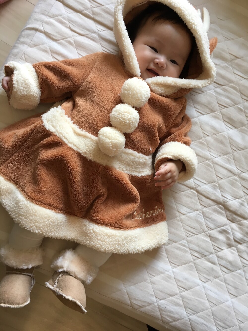 「クリスマス、女の子、3ヶ月、トナカイ、コスチューム、baby」｜「Catherine Cottageのクリスマス もこもこワンピース（ワンピース、ブラウン系）」を使った、ichikaさん（キッズ・60cm）の秋コーディネートの1枚目の写真