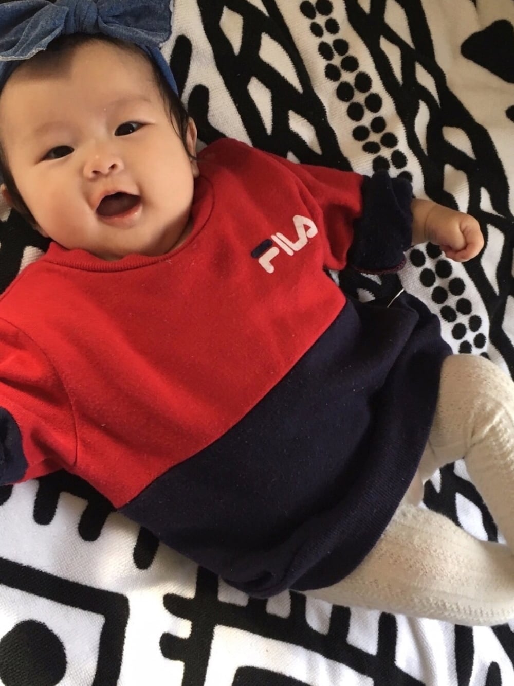 「ワンピース、FILA、baby、あかちゃんコーデ、4ヶ月、大きめトップス、女の子コーデ、おしゃれさんと繋がりたい」｜「FILAのアイテム（スウェット、レッド系）」を使った、ichikaさん（キッズ・60cm）の冬コーディネートの1枚目の写真