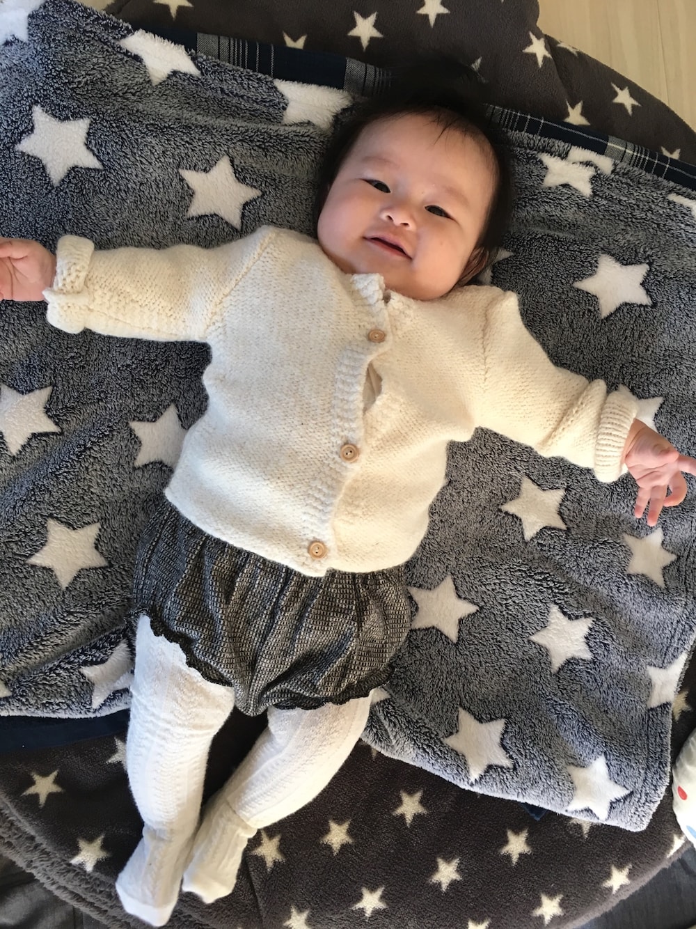 「キッズコーデ、５ヶ月、ZARA、おんなのこコーデ、おしゃれさんと繋がりたい、赤ちゃんコーデ、ベビーコーデ、白ニット」｜「ZARA KIDSのアイテム（パンツ、グレー系）」を使った、ichikaさん（キッズ・60cm）の冬コーディネートの1枚目の写真