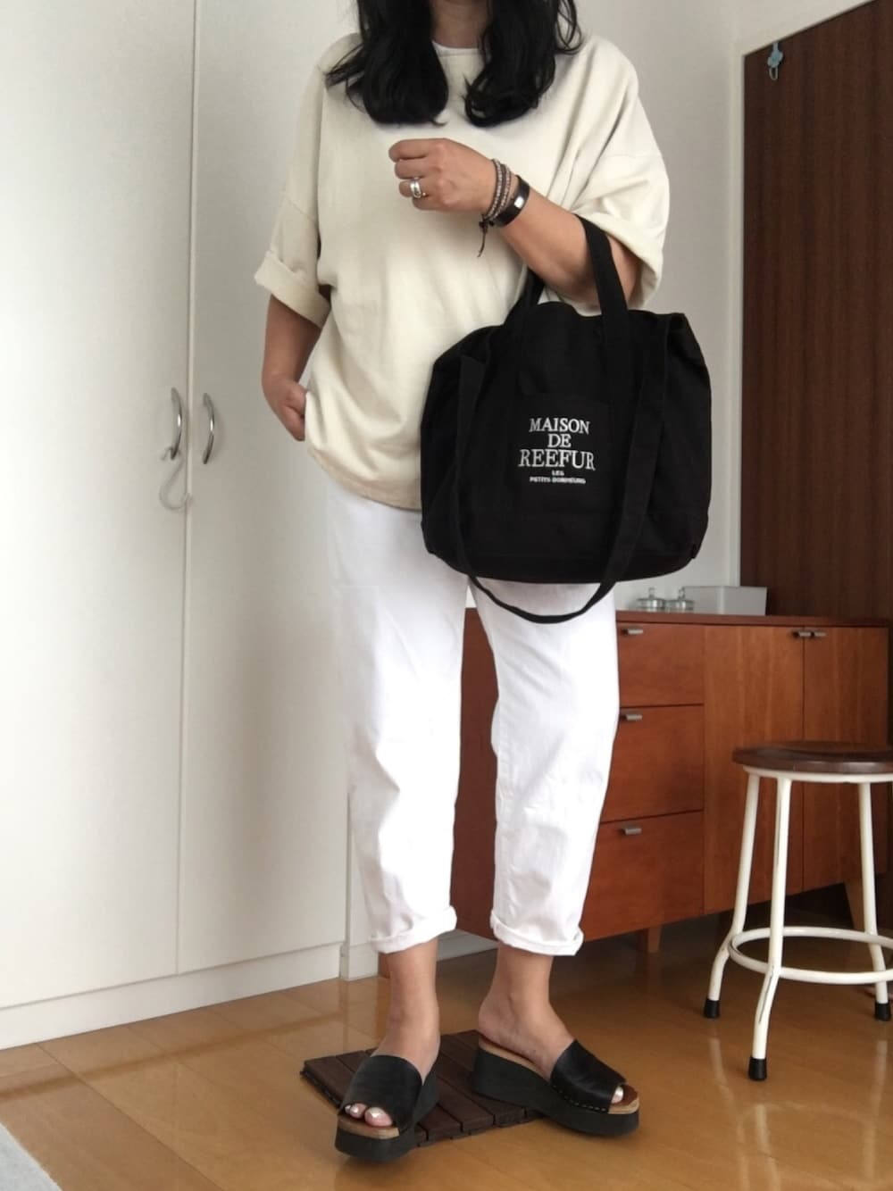 「大人コーデ、大人カジュアル、ホワイトコーデ、ホワイトデニム、高身長女子、UNIQLO、ラフスタイル、アラフォー、アラフィフ、フォローお願いします」｜「Spick & Spanのミニ裏毛ビックTシャツ◆（Tシャツ/カットソー、ホワイト系）」を使った、izuさん（レディース・168cm）の夏コーディネートの1枚目の写真