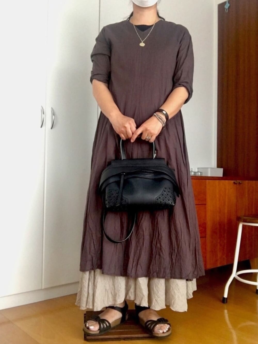 「大人カジュアル、夏、ワンピースレイヤード、ブラウンワンピース、リゾートスタイル、高身長女子、アラフォー、アラフィフ、おしゃれさんと繋がりたい、フォローお願いします」｜「JOURNAL STANDARD relumeのコットンボイルクリンクルVネックフレアワンピース◆（ワンピース、ブラック系）」を使った、izuさん（レディース・168cm）の夏コーディネートの1枚目の写真