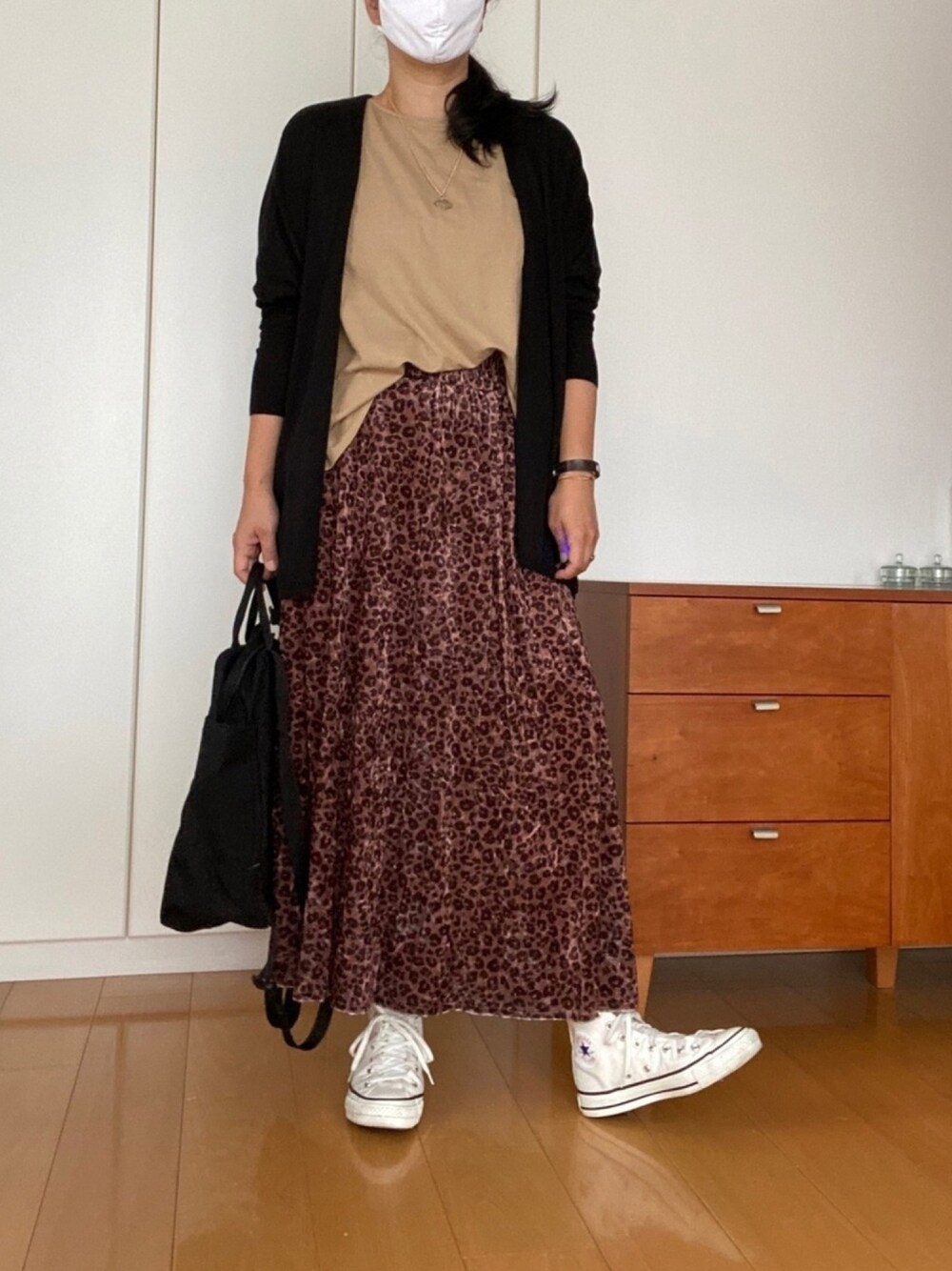 「大人カジュアル、大人コーデ、カーディガン、レオパード、コンバース、着回しコーデ」｜「niko and...のリネン混ミドルカーディガン（カーディガン/ボレロ、ブラック系）」を使った、izuさん（レディース・168cm）の秋コーディネートの1枚目の写真