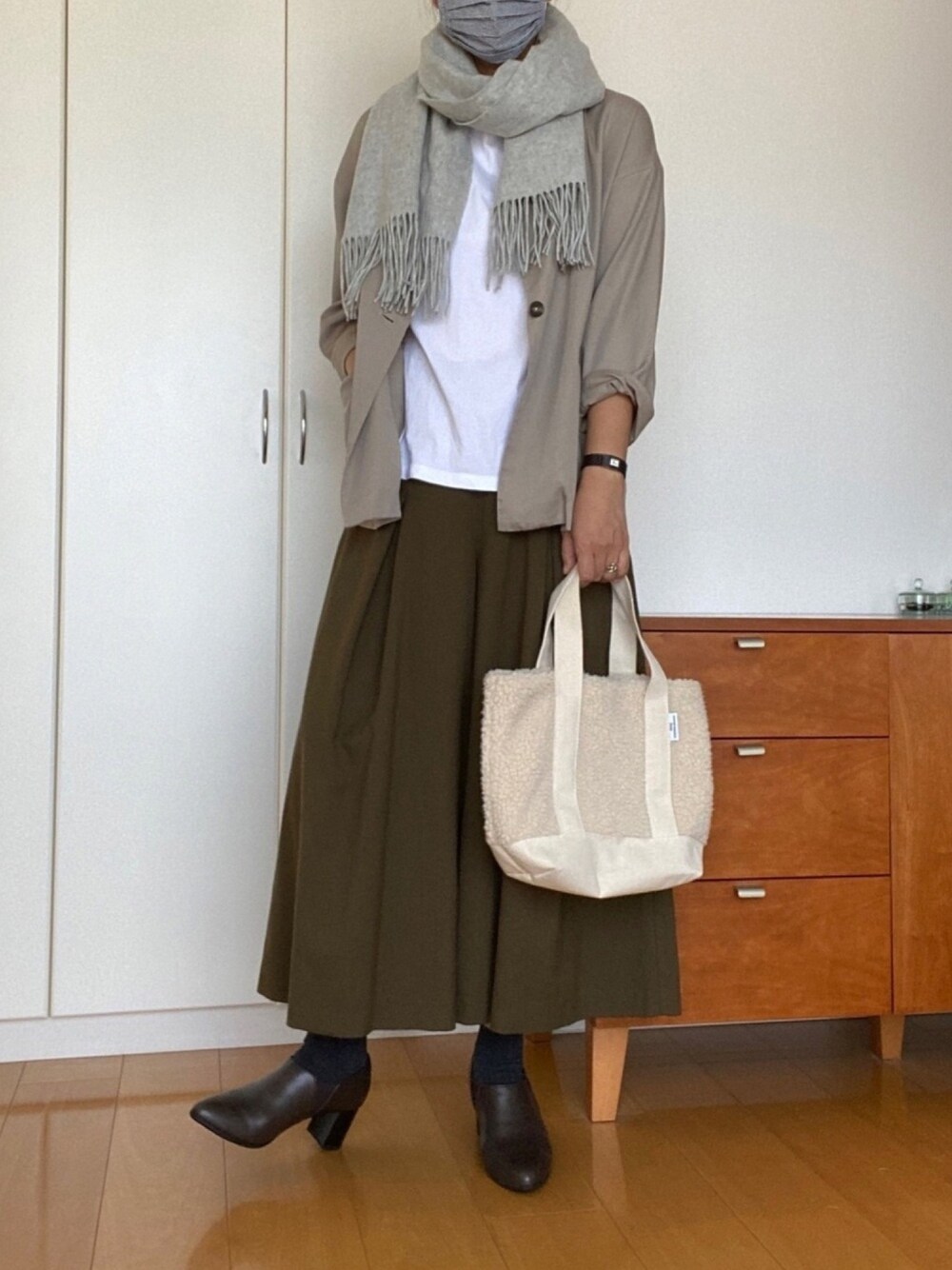 「大人カジュアル、大人コーデ、ジャケット、秋のコーデ」｜「JEANASISのアイテム（テーラードジャケット、グレー系）」を使った、izuさん（レディース・168cm）の秋コーディネートの1枚目の写真
