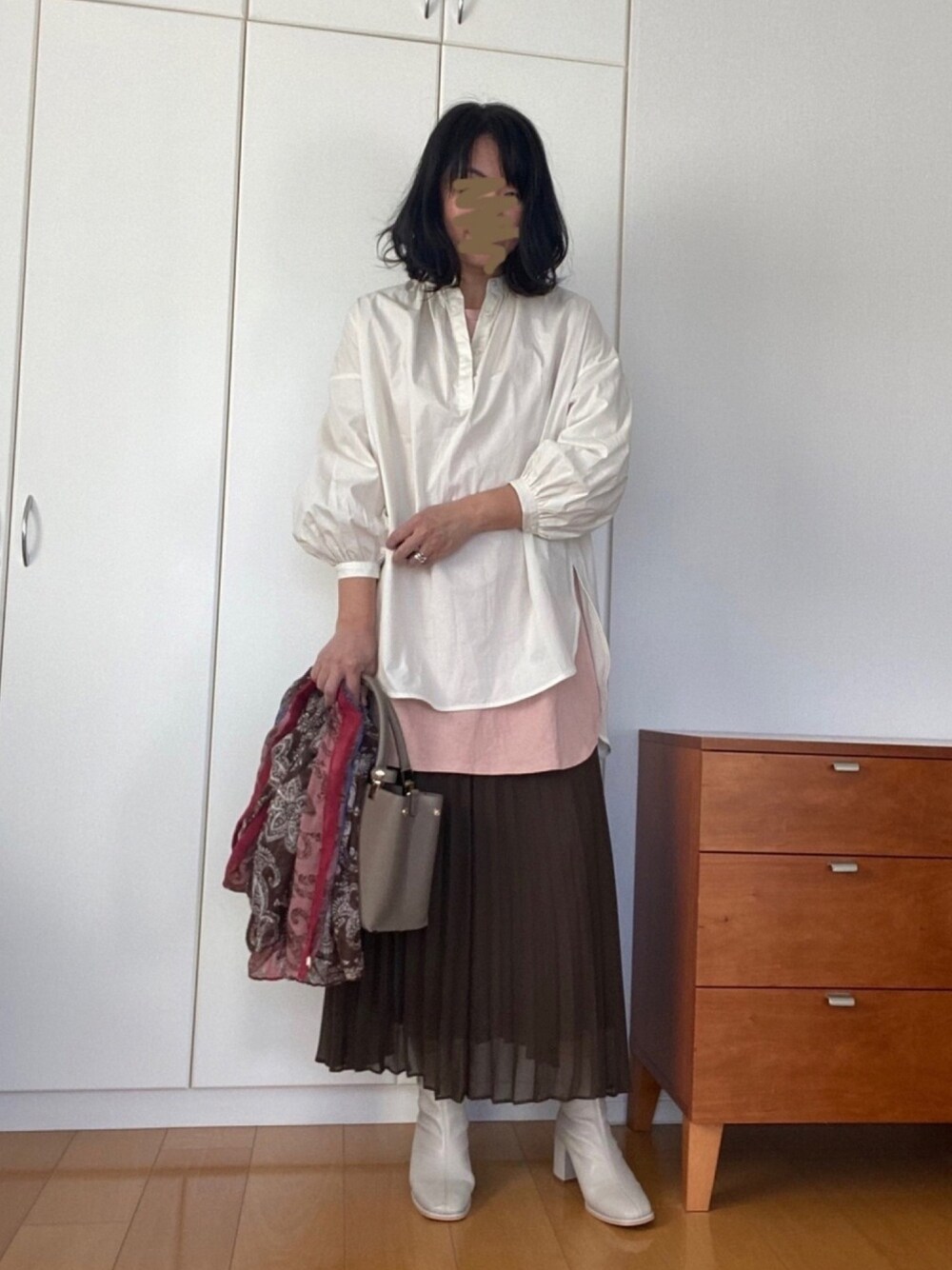 ホワイト系のTシャツ/カットソー、ピンク系のTシャツ/カットソー、ブラウン系のスカートを着用したレディースの冬コーディネートの1枚目の写真