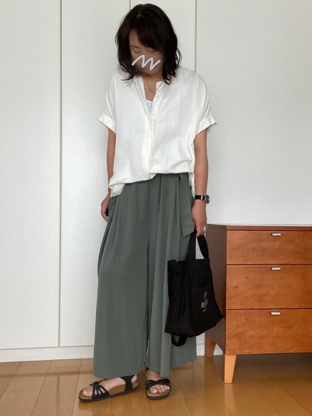 ホワイト系のシャツ/ブラウス、グリーン系のその他パンツ、ブラック系のサンダルを着用したレディースの春コーディネートの1枚目の写真
