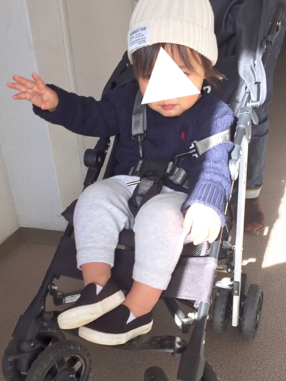 「キッズコーデ、男の子、シンプル、ニット帽、ラルフローレン、プチバトー、ヒラキ、シンプルコーデ、ちょっとそこまで、ご近所コーデ」｜「POLO RALPH LAUREN CHILDRENSWEARのケーブルニット コットン セーター（ニット/セーター、ブルー系）」を使った、Aさん（キッズ・90cm）の冬コーディネートの1枚目の写真