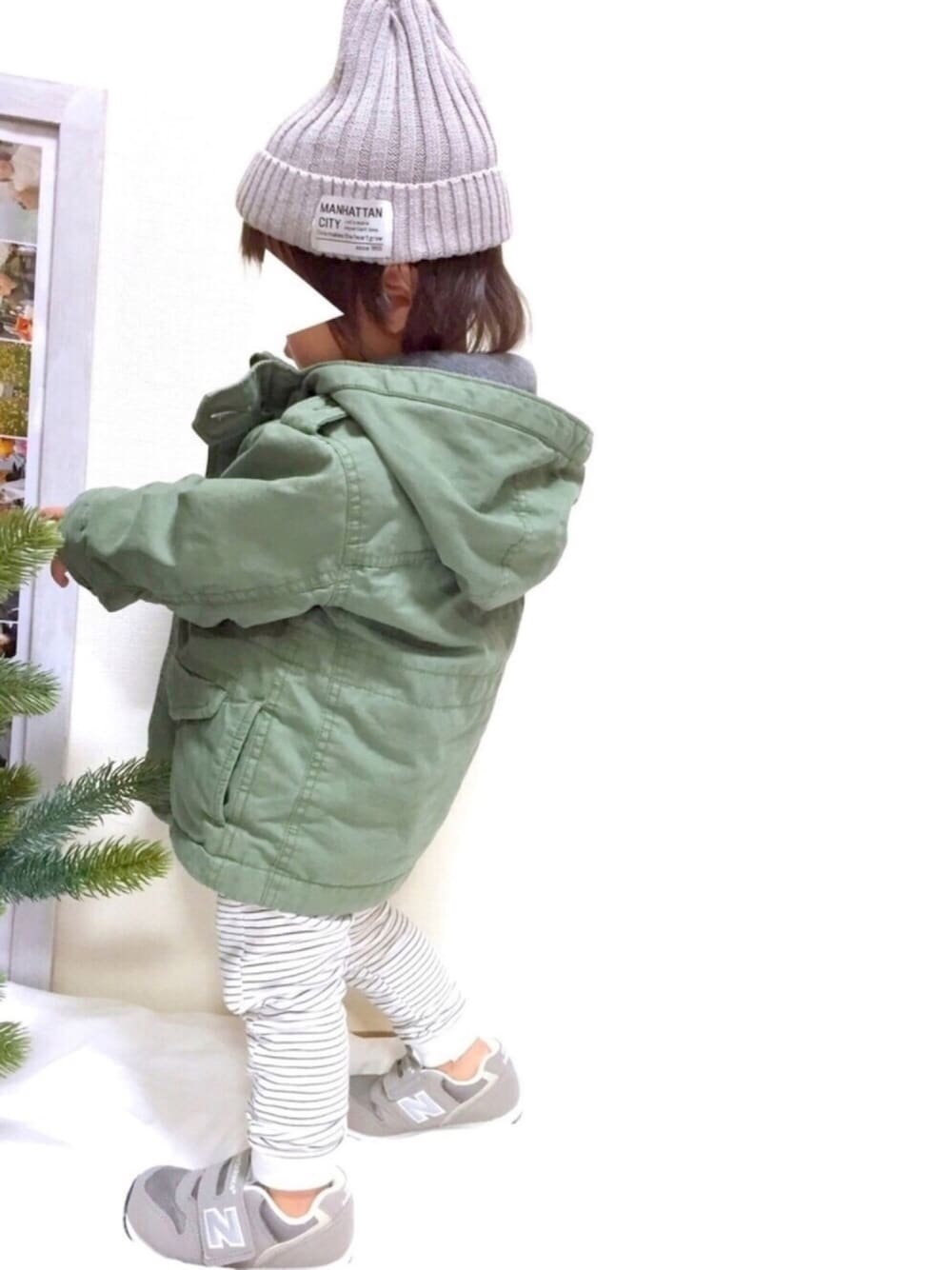 「キッズコーデ、シンプル、おとこのこ、ミリタリー、ZARA、ボーダー、スウェットパンツ、ニューバランス、ニット帽、保育園」｜「しまむらのアイテム（ニットキャップ/ビーニー、グレー系）」を使った、Aさん（キッズ・90cm）の冬コーディネートの1枚目の写真