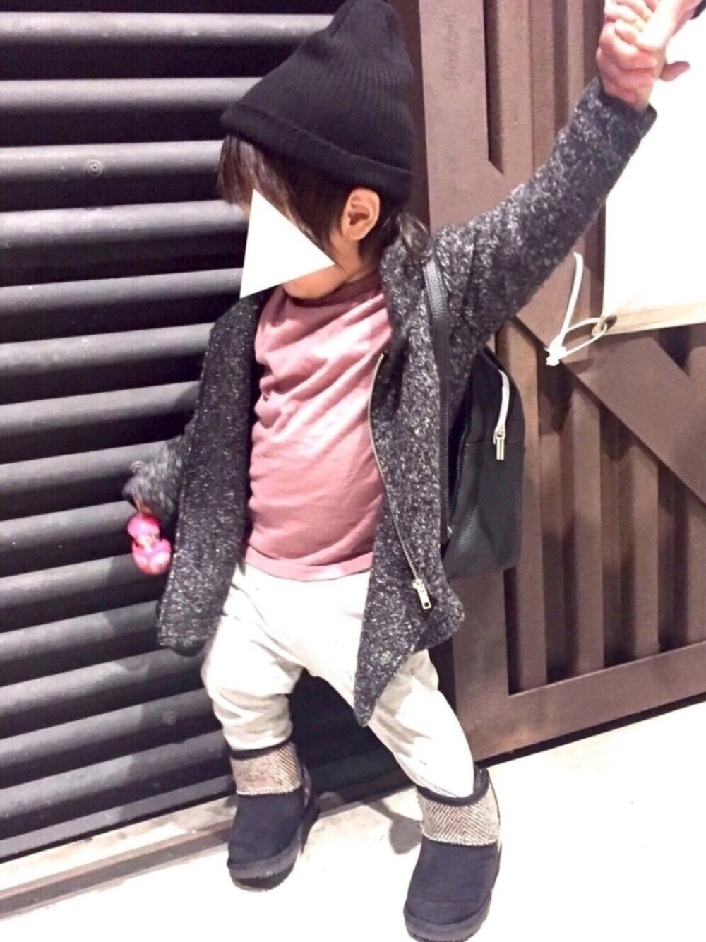 「キッズコーデ、男の子コーデ、くすみピンク、ニット帽、コーディガン、ハリスツイード、monmimi、韓国子供服、ジャーナルスタンダード、付録バッグ」｜「no brandのアイテム（ニットキャップ/ビーニー、ブラック系）」を使った、Aさん（キッズ・90cm）の冬コーディネートの1枚目の写真