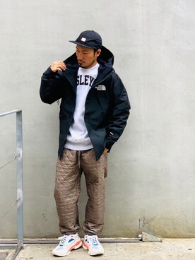 「クルーネック」｜「アイテム（マウンテンパーカー）」を使った、Chijiさん（メンズ・171cm）の秋コーディネート