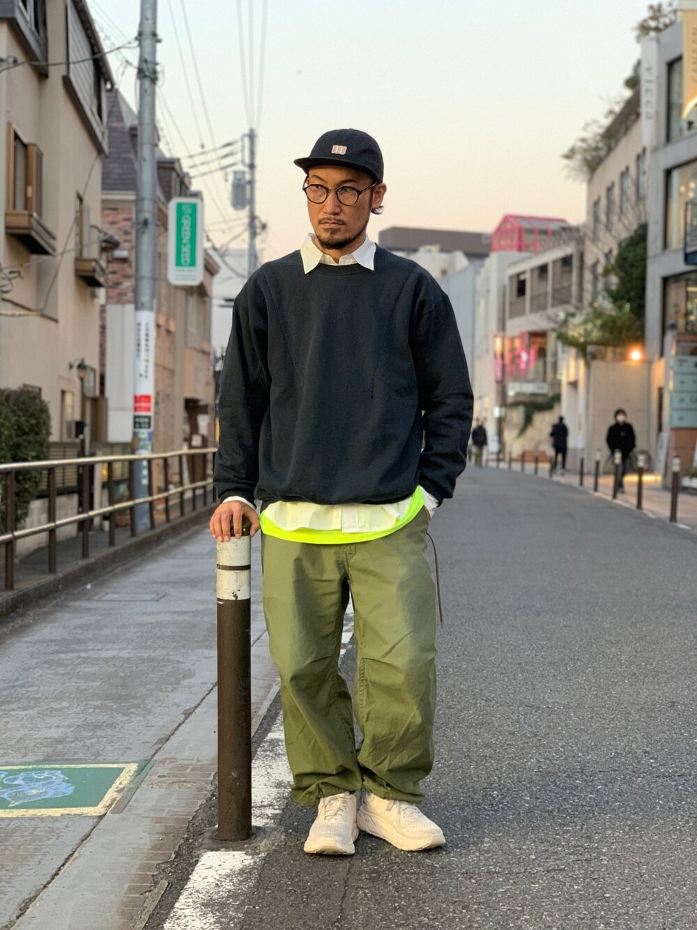 ホワイト系のシャツ/ブラウス、グリーン系のその他パンツ、その他のサングラスを着用したメンズの冬コーディネートの1枚目の写真