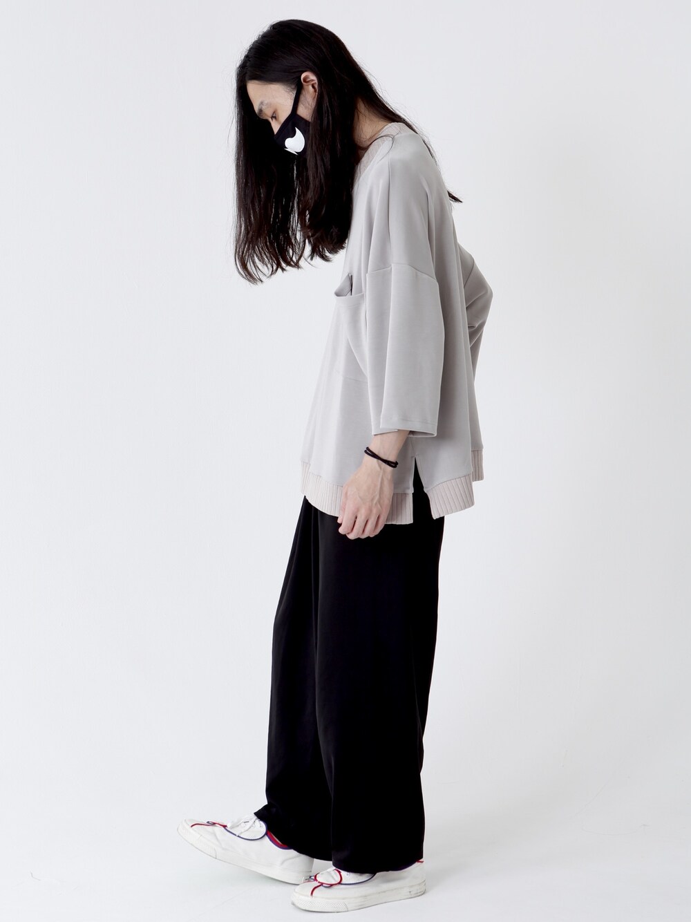 グレー系のTシャツ/カットソー、ブラック系のスラックス、ホワイト系のスニーカーを着用したメンズの夏コーディネートの1枚目の写真