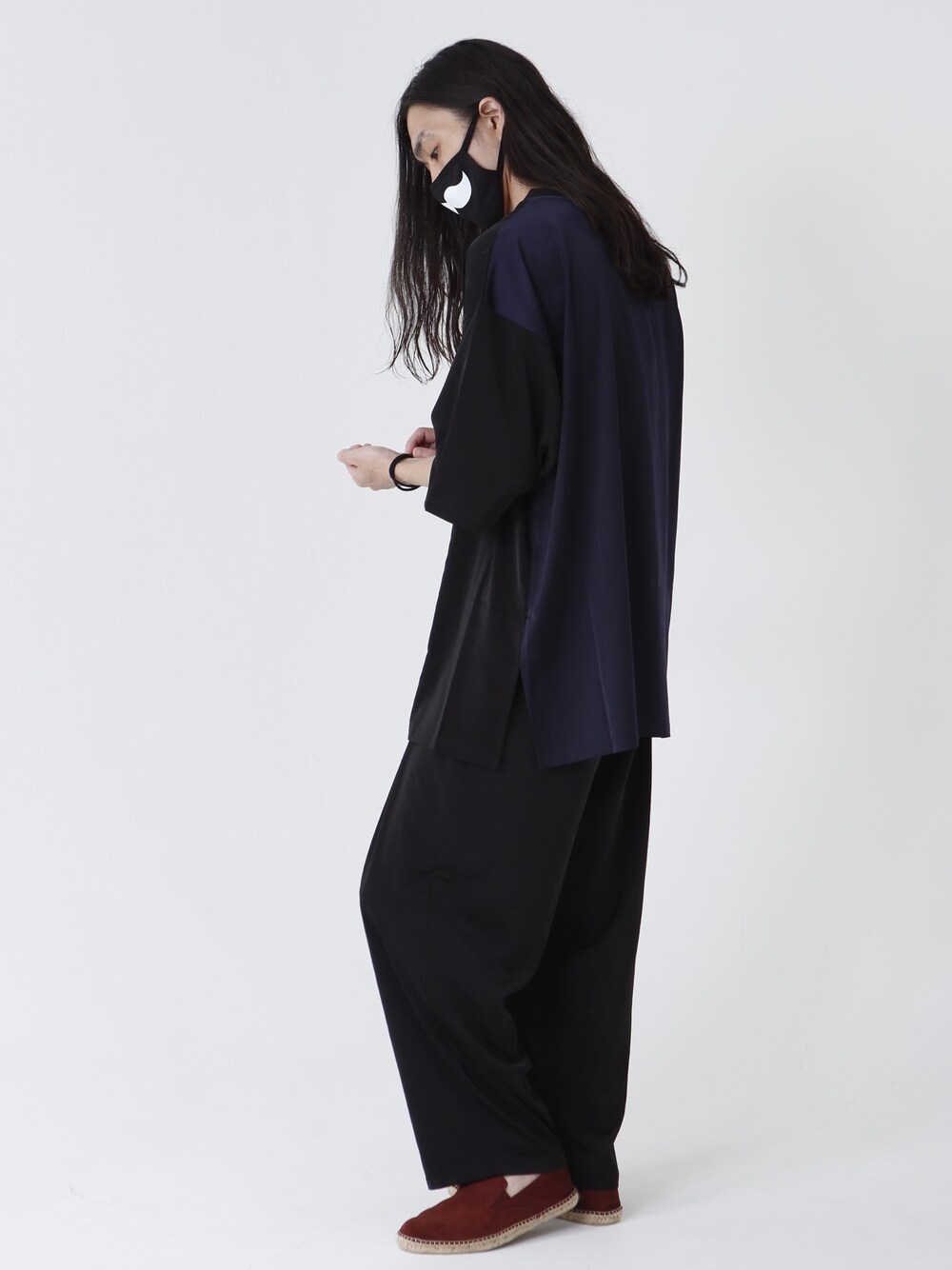 ブラック系のTシャツ/カットソー、ブラック系のその他パンツ、ブラウン系のスリッポンを着用したメンズの夏コーディネートの1枚目の写真