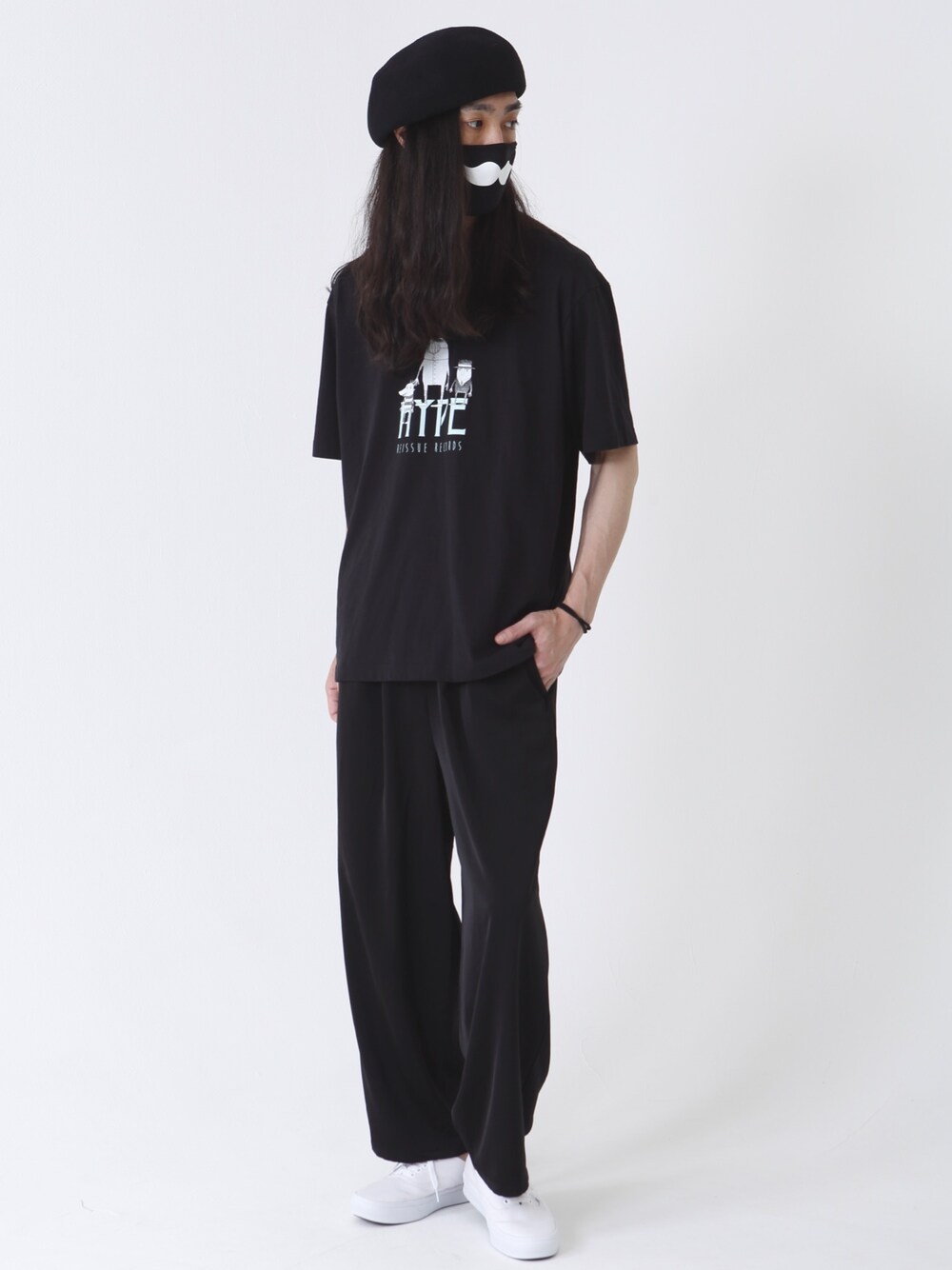 ブラック系のTシャツ/カットソー、ブラック系のその他パンツ、ホワイト系のスニーカーを着用したメンズの夏コーディネートの1枚目の写真