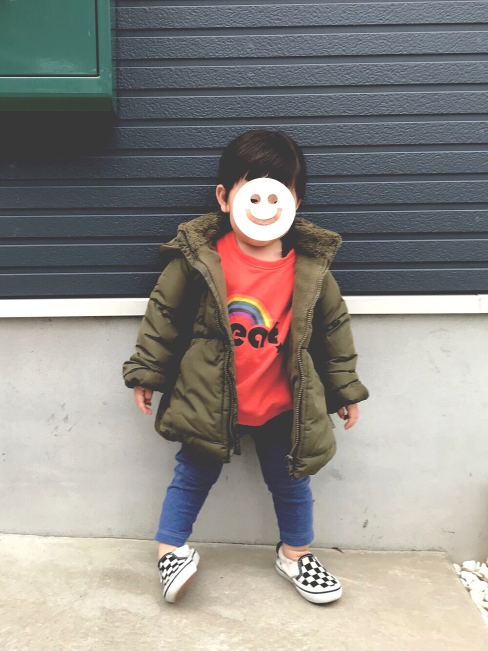 「1歳9ヶ月、女の子コーデ、保育園コーデ、おさげ、ダウンコート、スウェット、デニムレギンス、ブロックチェック、VANS」｜「ZARA KIDSのアイテム（ダウンジャケット/コート、グリーン系）」を使った、どんさんさん（キッズ・80cm）の冬コーディネートの1枚目の写真