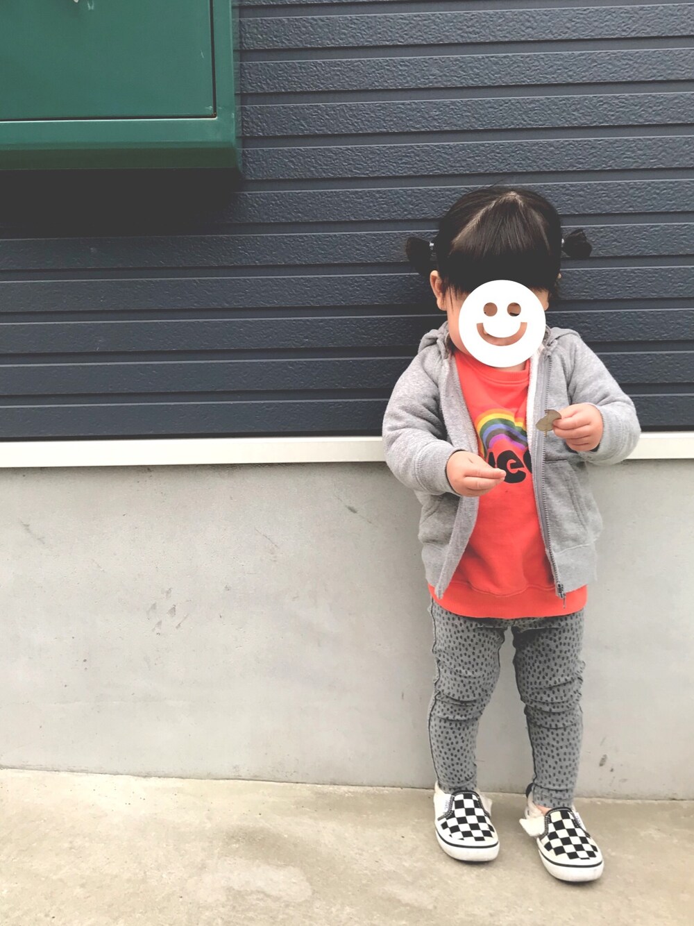 「1歳9ヶ月、女の子コーデ、保育園コーデ、おだんごヘアー、グレーパーカー、スウェット、水玉、デニムレギンス、ブロックチェック、VANS」｜「無印良品のアイテム（パーカー、グレー系）」を使った、どんさんさん（キッズ・80cm）の冬コーディネートの1枚目の写真
