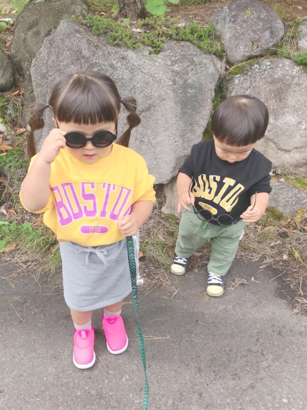 「きょうだい、ロゴスウェット、スウェットスカート、ラインスカート、カーキパンツ、スニーカー、コンバース、アディダス、黄色、たまねぎヘアー」｜「adidasのキッズ adidas アディダス 12-16eazyflex i CP9422 PNK/BRY/WHT（スニーカー、ピンク系）」を使った、KOH♡さん（キッズ・90cm）の秋コーディネートの1枚目の写真
