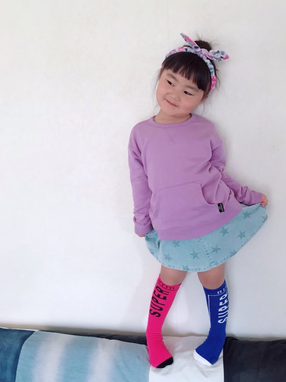 「キッズコーデ、パープル、左右色違い、くつした、ヘアバンド、おだんごヘアー、ミニスカート、スウェット」｜「SUNDAYS SUNのポケット付トレーナー（スウェット、パープル系）」を使った、KOH♡さん（キッズ・110cm）の春コーディネートの1枚目の写真