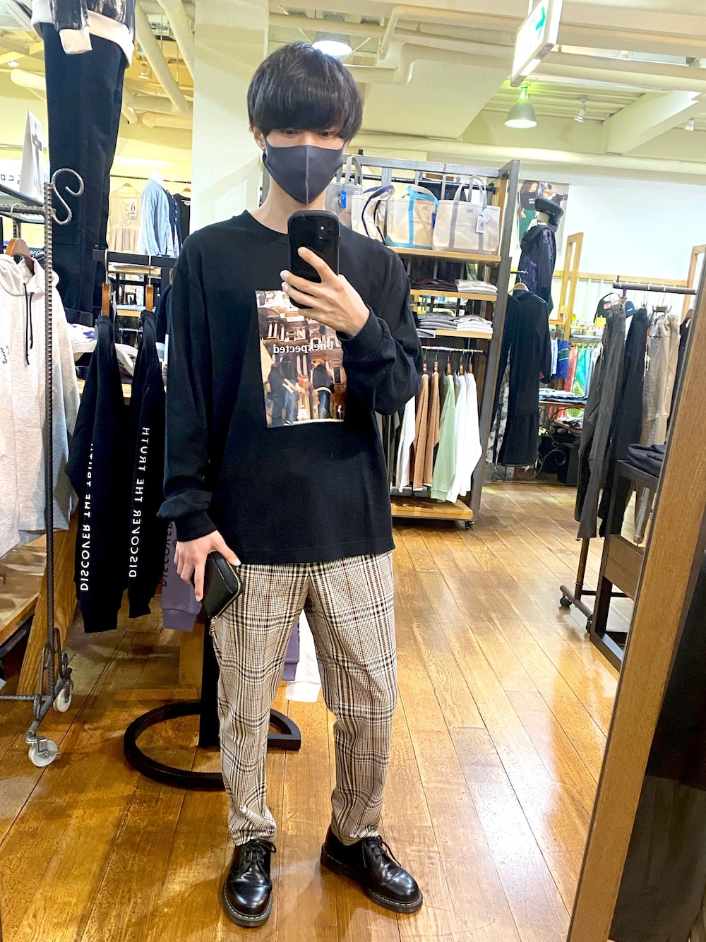 「秋のコーデ、スニーカー、プリントT、ロンT、チェック、ブラック、黒、おしゃれさんと繋がりたい、いいね、save、フォローお願いします🤑、ラフ」｜「GLOBAL WORKのlui arakiロンT【WGGW】/847433（Tシャツ/カットソー、ブラック系）」を使った、Rikiさん（メンズ・172cm）の秋コーディネートの1枚目の写真