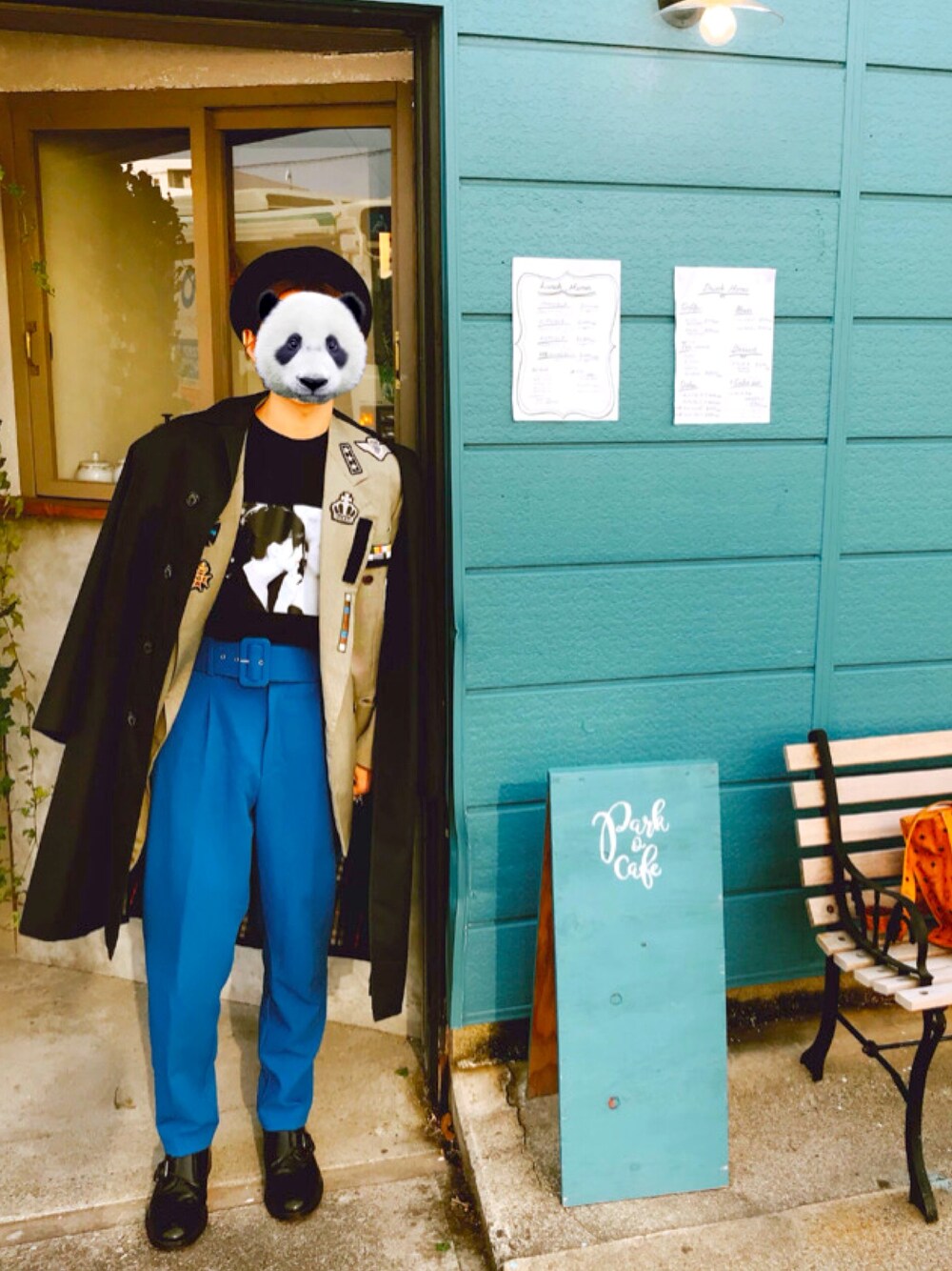 グレー系のジャケット/アウター、ブルー系のパンツ、ブラック系のTシャツ/カットソーを着用したメンズの春コーディネートの1枚目の写真