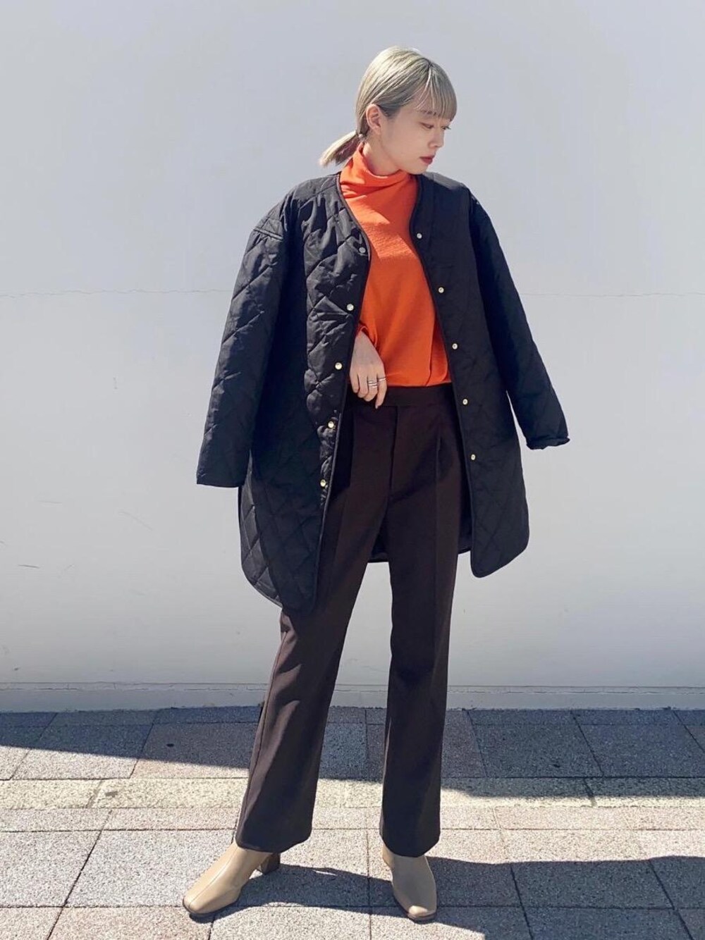 ブラウン系のブーツ、ブラウン系のその他パンツ、オレンジ系のTシャツ/カットソーを着用したレディースの秋コーディネートの1枚目の写真