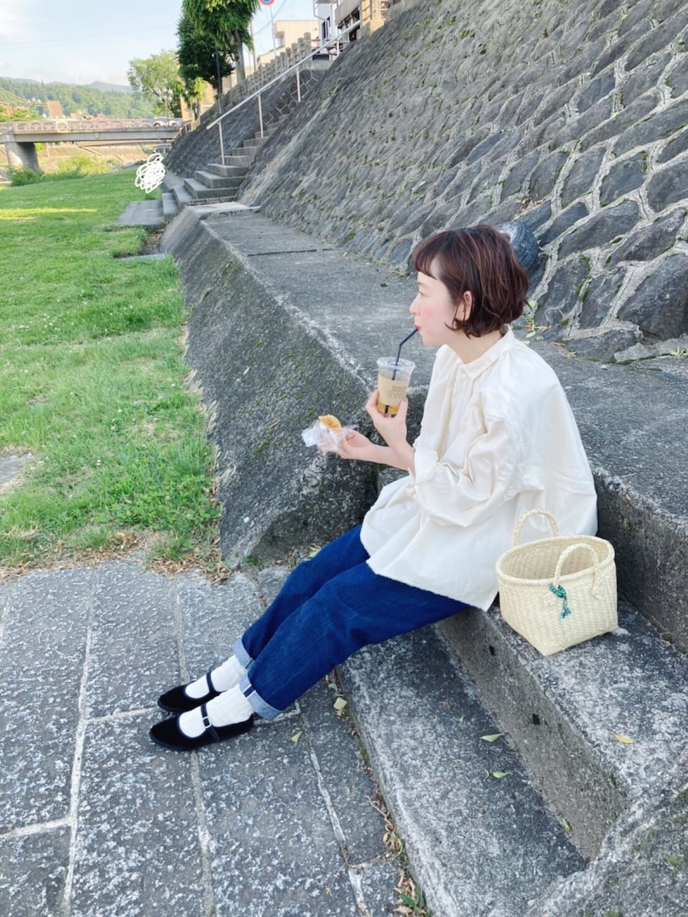 ベージュ系のシャツ/ブラウス、ブルー系のデニムパンツ、ベージュ系のかごバッグを着用したレディースの夏コーディネートの1枚目の写真