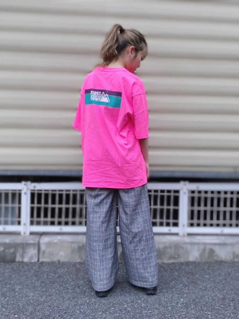 ピンク系のTシャツ/カットソーを着用したレディースの春コーディネートの1枚目の写真