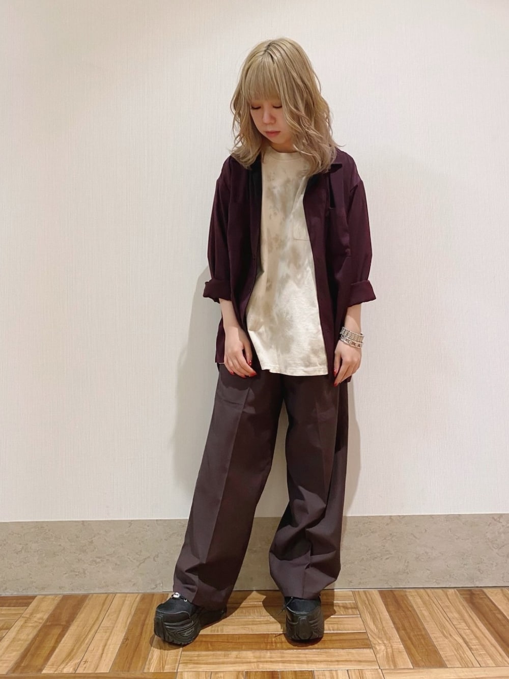 パープル系のシャツ/ブラウス、ベージュ系のTシャツ/カットソー、ブラウン系のその他パンツを着用したレディースの夏コーディネートの1枚目の写真