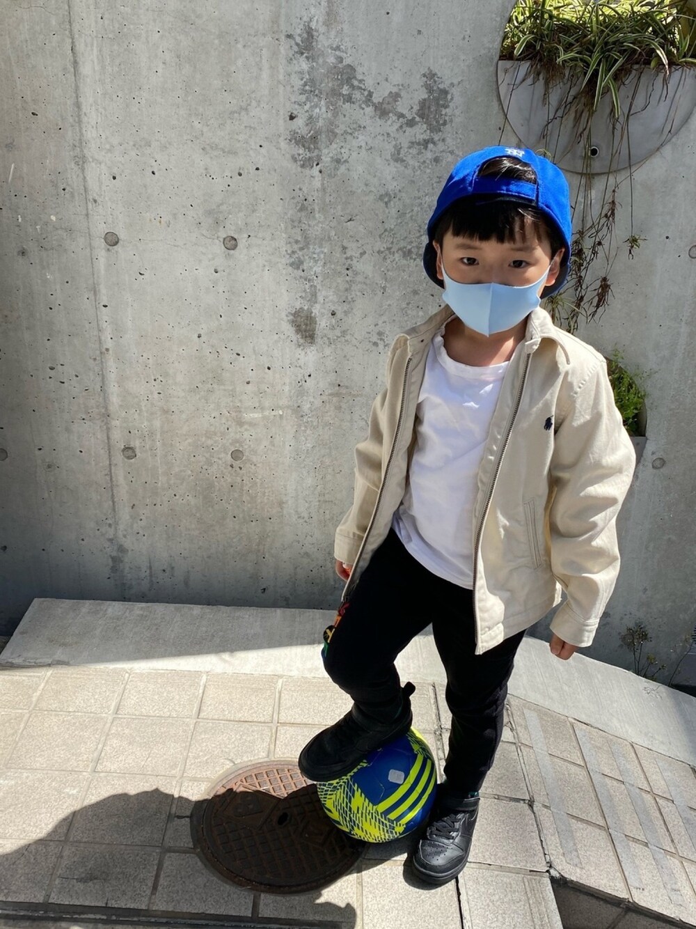 「シュート、男の子コーデ、キッズファッション、春コーデ、お花見、シンプルコーデ、5歳、MLB、サッカーも野球も」｜「MLBのアイテム（キャップ、ブルー系）」を使った、Junさん（キッズ・110cm）の春コーディネートの1枚目の写真