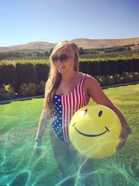 「アイテム（水着、レッド系）」を使った、Sophi Whiteさん（レディース・163cm）の春コーディネート