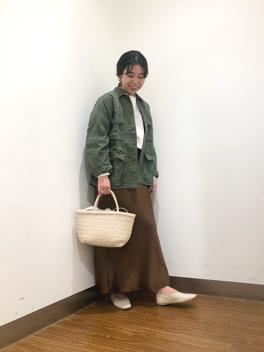 「スクエアトゥ、ゆるコーデ、カジュアルコーデ、大人カジュアル、スカート、ミリタリー、トートバッグ、スウェット、カーキ、今日のコーデ」｜「URBAN RESEARCHの【別注】RUSSELLATHLETIC×URBANRESEARCH　COLOR SWEAT（その他トップス、ホワイト系）」を使った、sakaiさん（レディース・160cm）の春コーディネートの1枚目の写真
