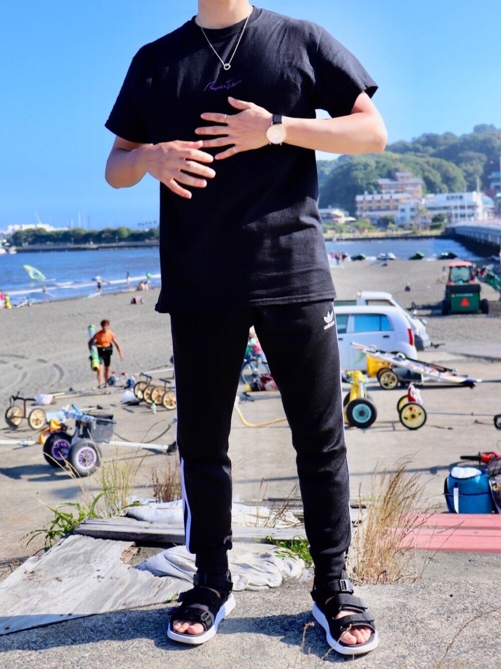 ブラック系のTシャツ/カットソー、ブラック系のその他パンツ、ブラック系のサンダルを着用したメンズの夏コーディネートの1枚目の写真