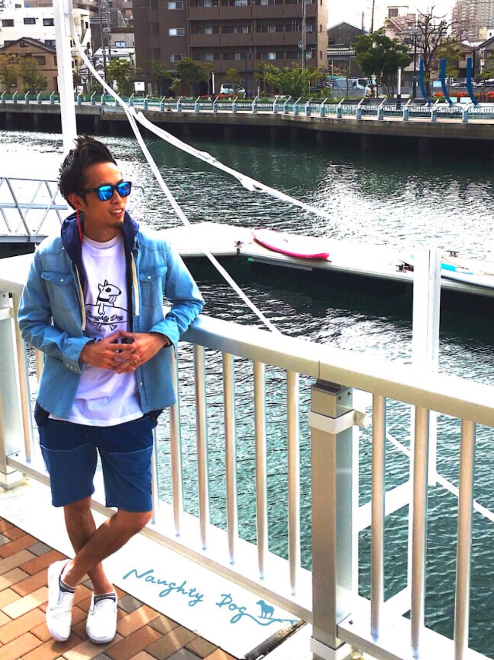 ホワイト系のTシャツ/カットソー、ブルー系のパーカー、ブルー系のシャツ/ブラウスを着用したメンズの春コーディネートの1枚目の写真