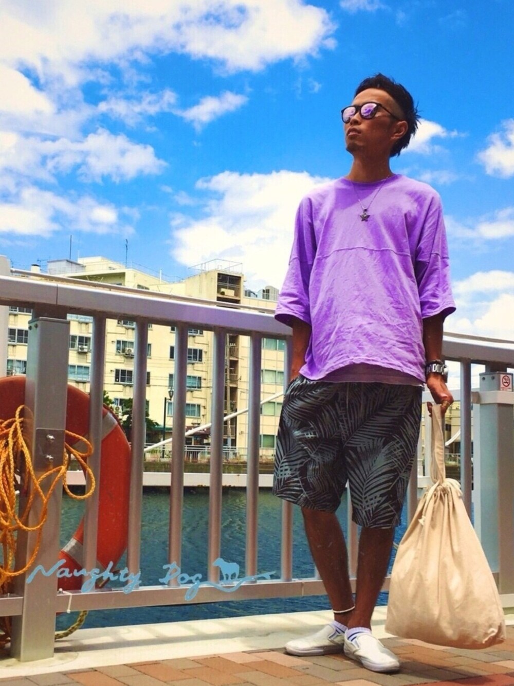 ブラック系のその他パンツ、パープル系のTシャツ/カットソー、ブラック系のブレスレットを着用したメンズの夏コーディネートの1枚目の写真