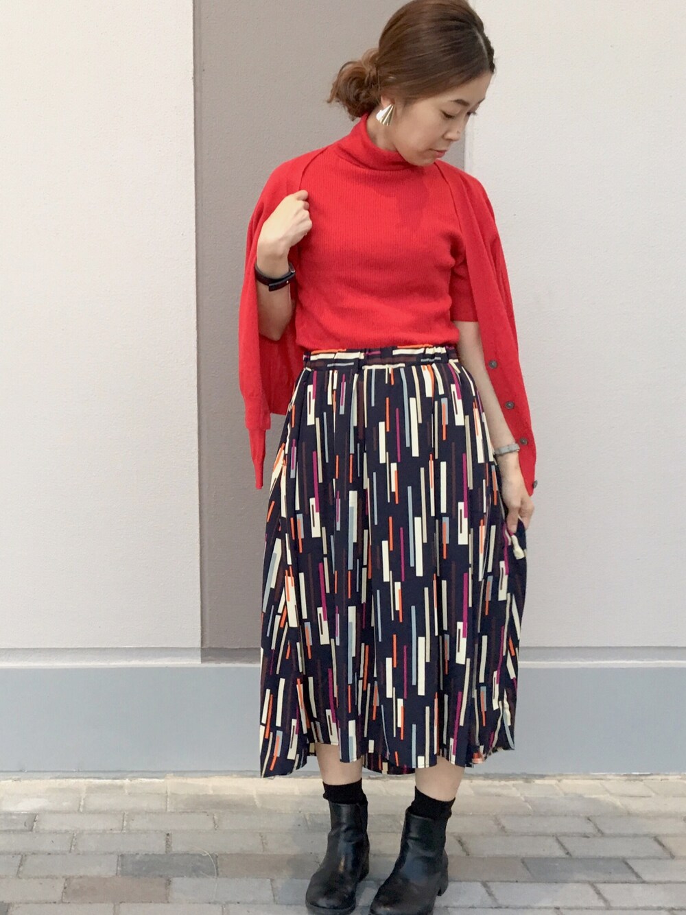 「秋コーデ、ootd、オトナ女子、オトナカジュアル、ニット、ブーツ、赤、柄スカート、アンサンブル」｜「YECCA VECCAのＰ．ウォッシャブルウールアンサンブル（カーディガン/ボレロ、レッド系）」を使った、sakiyoさん（レディース・161cm）の秋コーディネートの1枚目の写真