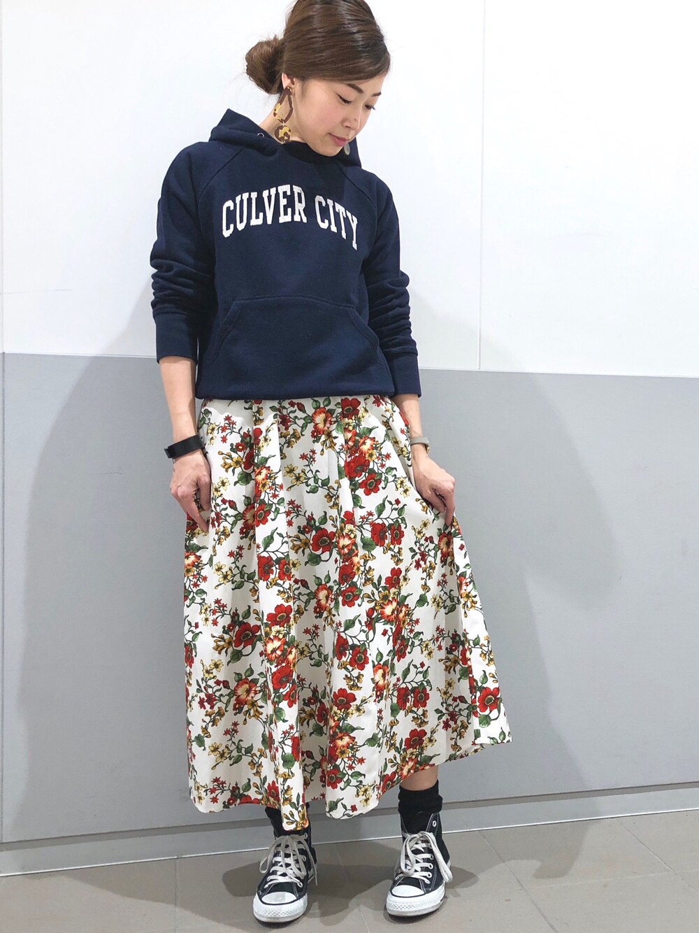 ブルー系のパーカー、ホワイト系のスカートを着用したレディースの冬コーディネートの1枚目の写真