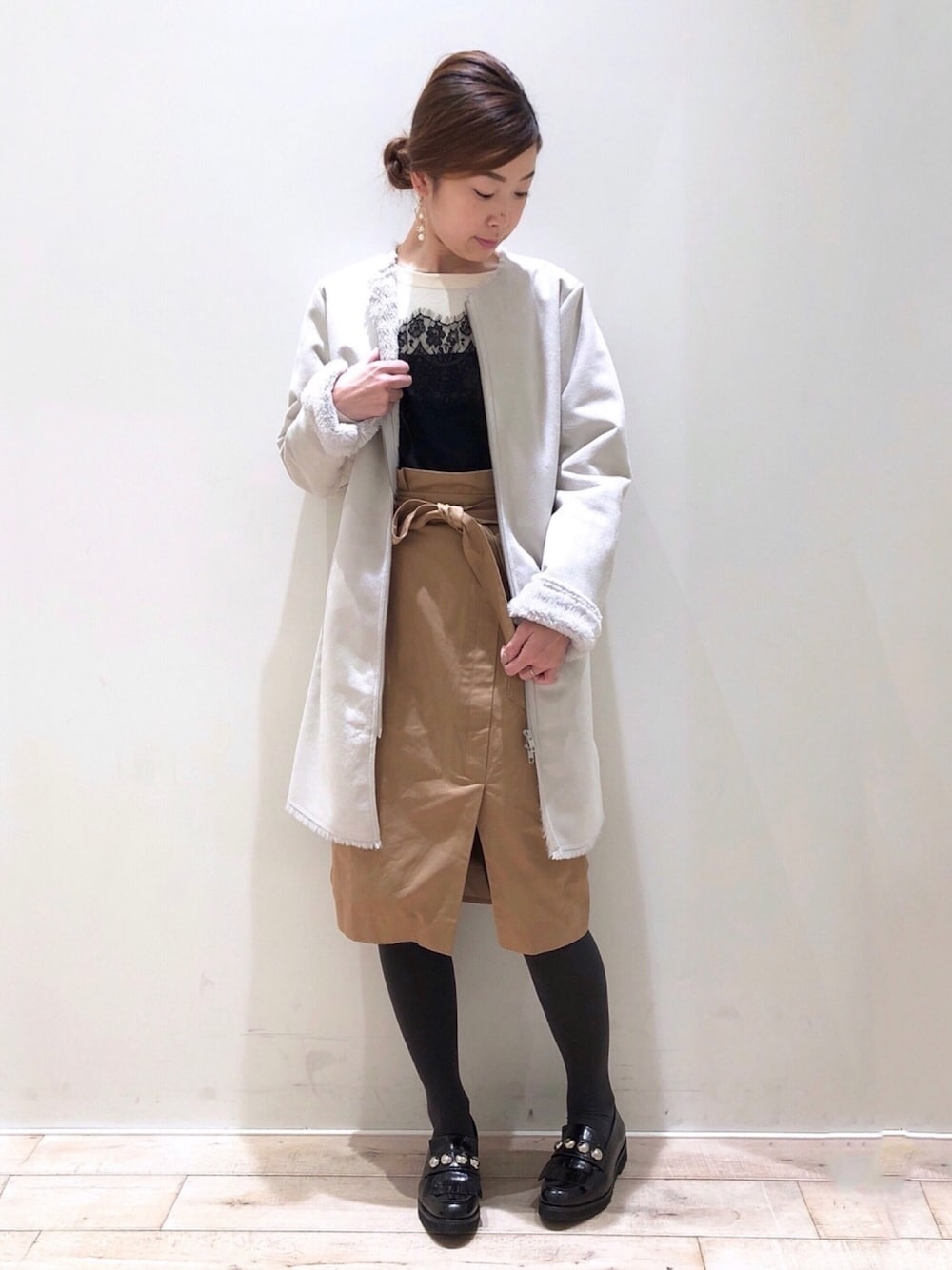 「大人カジュアル、きれいめカジュアル、コート、フェイクムートン、ロングコート、レース、タイトスカート、ウエストリボン、ローファー、シンプル」｜「YECCA VECCAの・配色ニットレースプルオーバー（ニット/セーター、ホワイト系）」を使った、sakiyoさん（レディース・161cm）の冬コーディネートの1枚目の写真