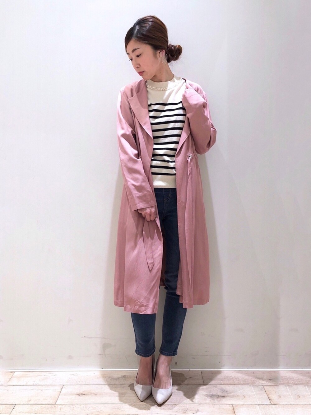 ホワイト系のニット/セーター、ブルー系のその他パンツ、ベージュ系のパンプスを着用したレディースの冬コーディネートの1枚目の写真